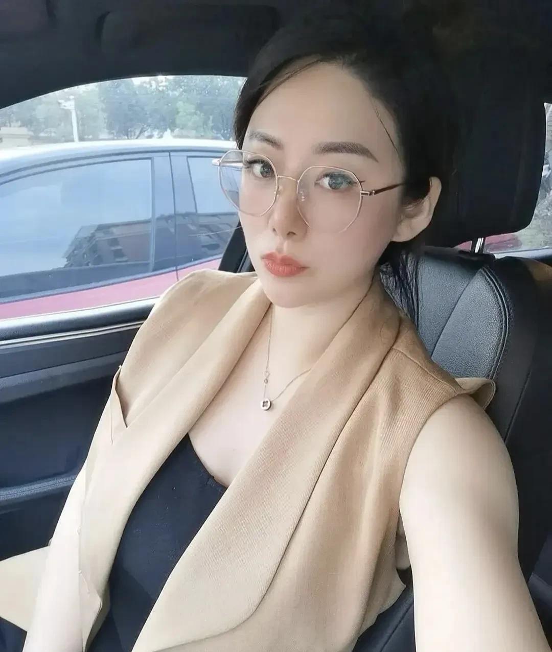 戴不戴眼镜能看出来是一个人吗？[看]