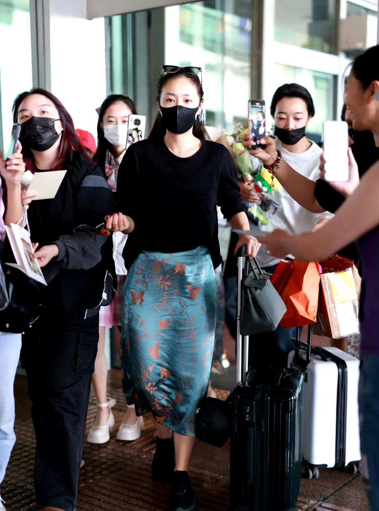 她最近的《南京照相馆》太火了，她的演技也太好了，感觉她又要大红特红了。努力的人迟