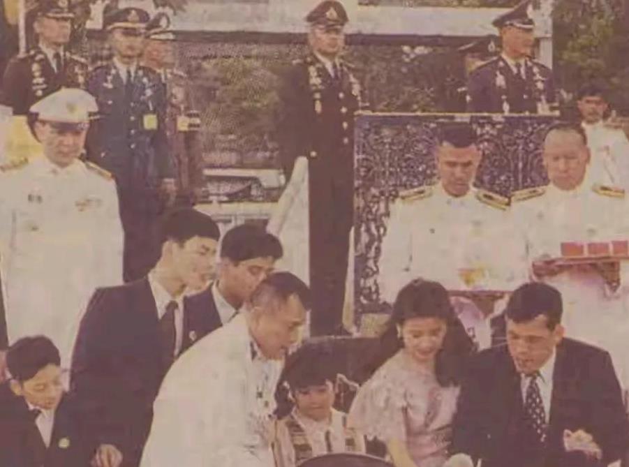 25岁那年泰王和原配结婚，婚后没多久他就出轨二妃子，当时二妃子才16岁。在原配颂