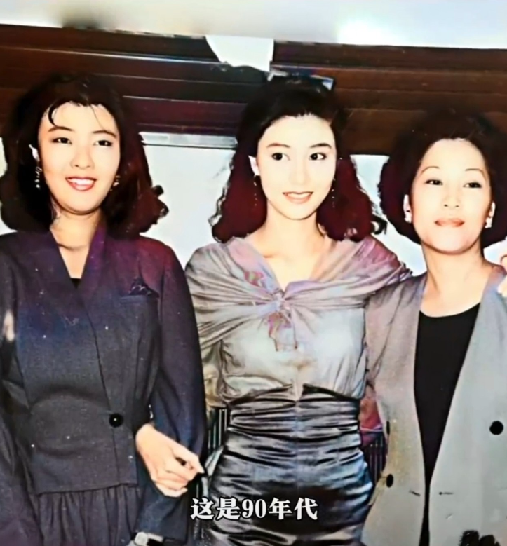 李嘉欣的妈妈（右一）真漂亮，想必李嘉欣是遗传妈妈的美貌，并不是完全是混血儿有这么