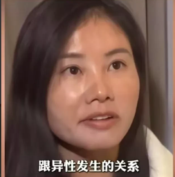 杨妞花爆料，余华英的私生活特别混乱，她经常见到余华英和不同的男的厮混。
有的时候