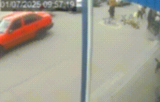 乌克兰巴普洛格勒市，一名征兵人员和壮丁发生冲突被壮丁一拳KO，这小子直接倒地不起