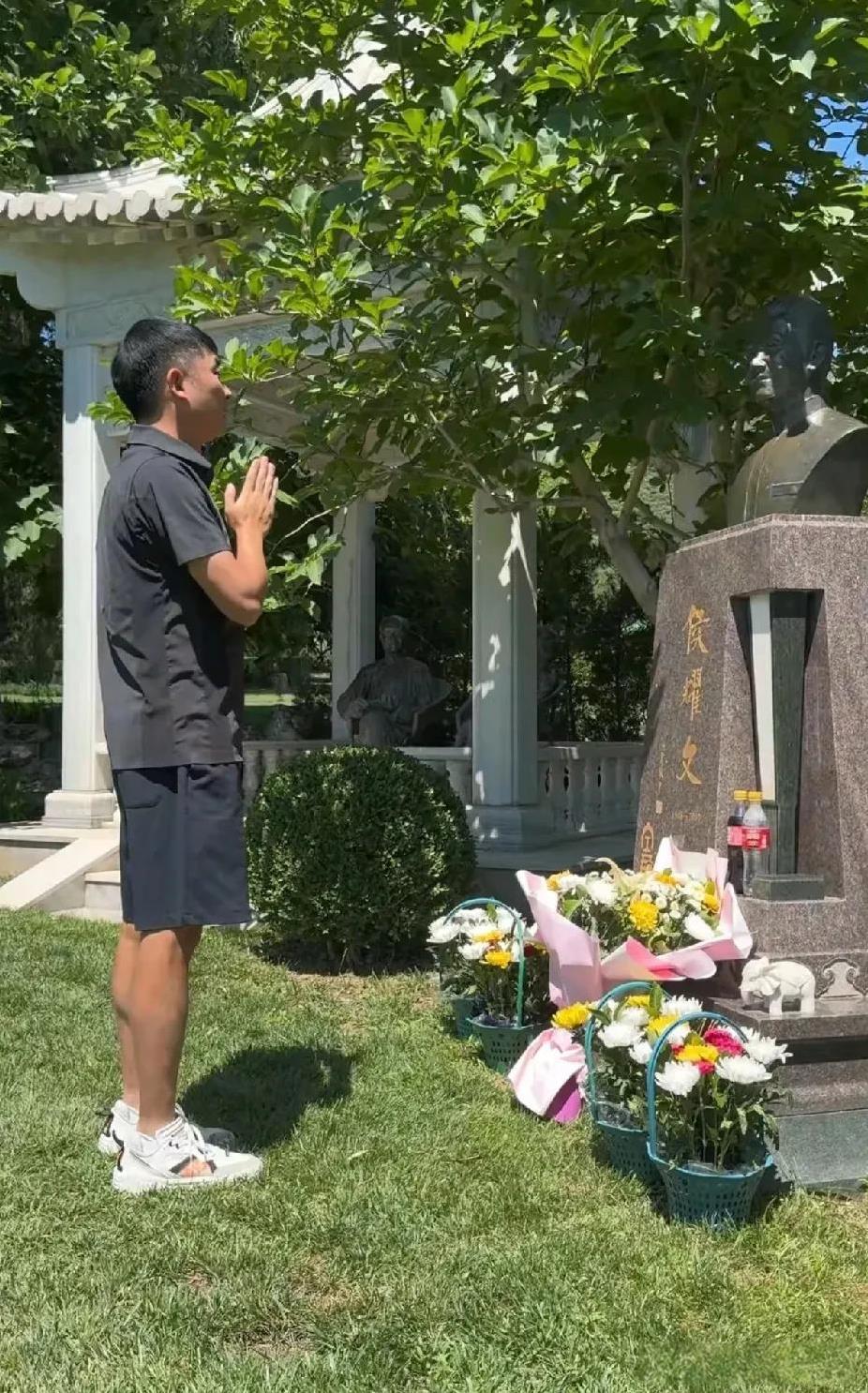 侯耀文，1948年7月17日出生于北京，他是侯宝林与妻子王雅兰的第二个儿子。
郭