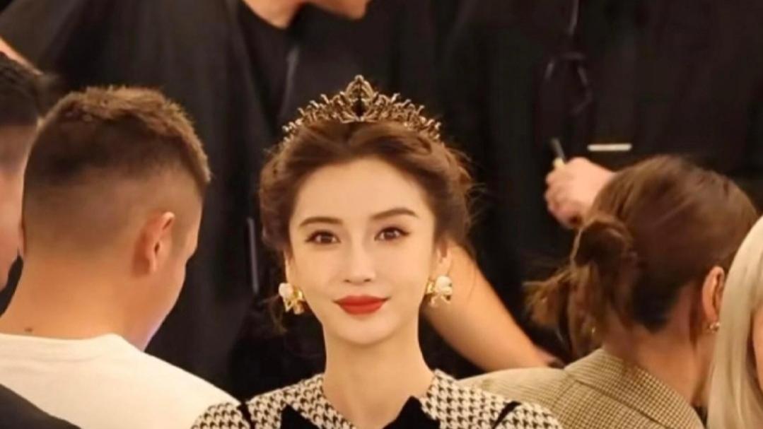 Angelababy上海看秀 皇冠一戴公主归来