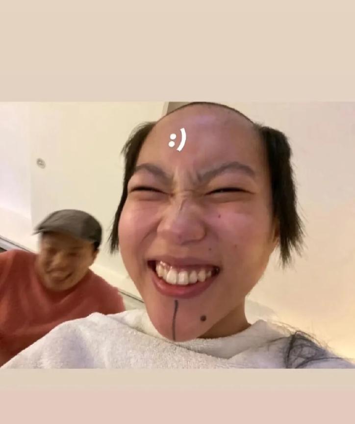 窦靖童再这样下去，估计要赶上老爹窦唯了。好歹你也是王菲的女儿，你可收敛点吧！你要