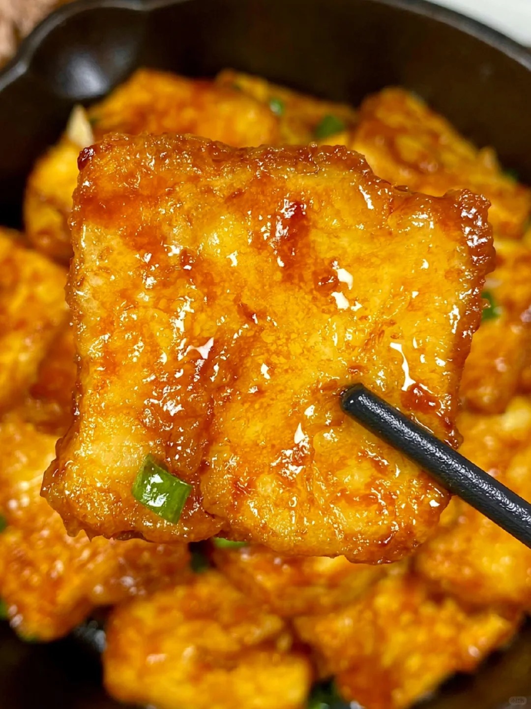 香煎脆皮豆腐真的好好吃哇！还没出锅就闻到香味了
每块豆腐都裹满了浓郁的酱汁，拌米