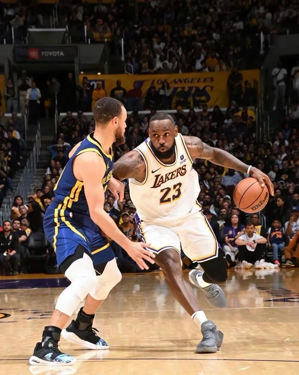 火箭请让一让吧
美媒体LakeShowYo更新社交媒体晒出一张图片并写道：“假定