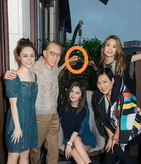 这张照片，就没人觉得奇怪吗？

蔡卓妍坐在中间，杨受成搂着阿娇，另一边容祖儿把手