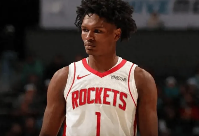 快船记者Tomer Azarly在个人社媒报道了快船客场对阵火箭比赛的首发阵容情