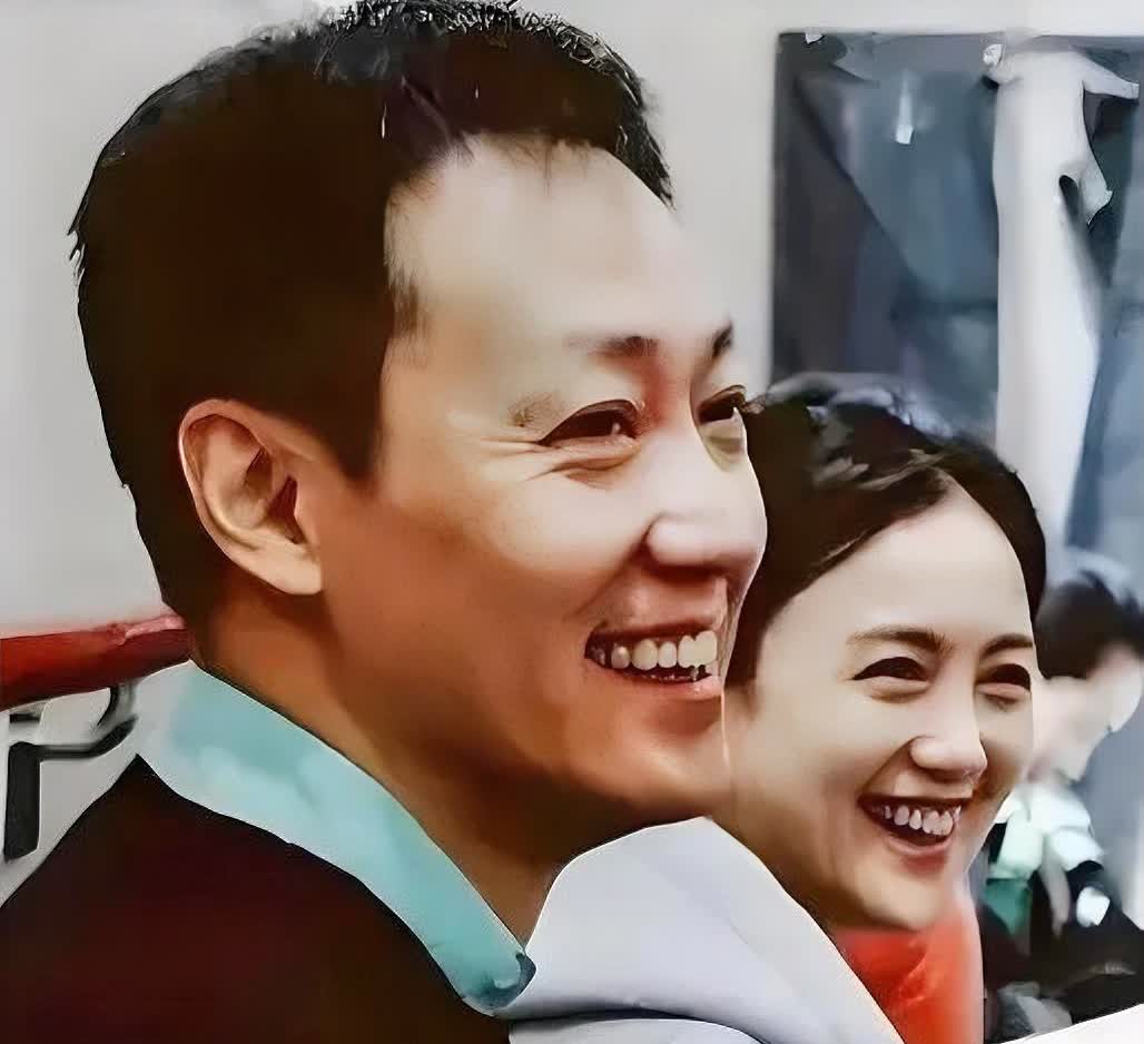 不得不承认，
辛柏青这种人，想不深情都难
因为
辛柏青早就用行动诠释了深情
