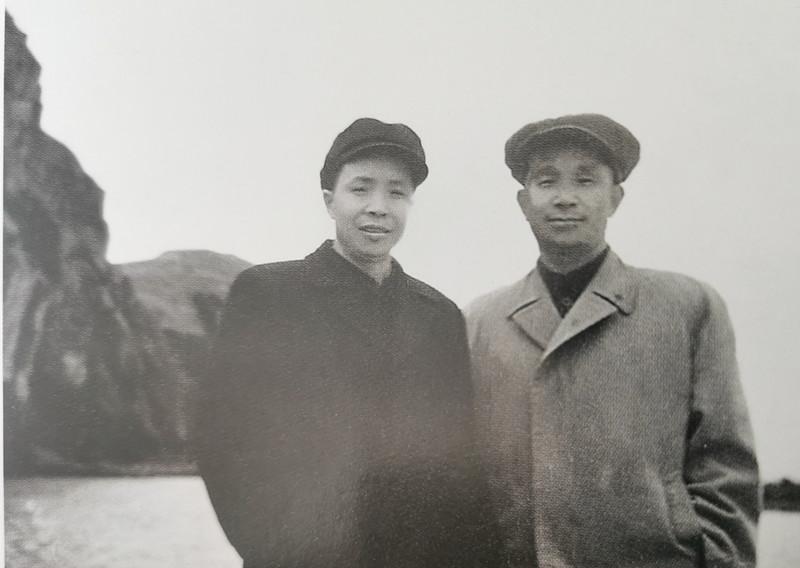 粟裕旁边的这位，是他的一位老部下，当过第七兵团政委，叫谭启龙。谭启龙的名气当然没