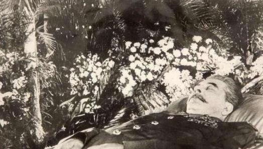 1961年，斯大林坟墓被挖开，军官们将其从水晶棺中抬了出来，迅速剥去他军服上的金