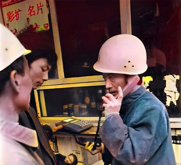 这是1998年来自江苏泰兴的农民建筑工给家人打电话。此时，全国个别富裕的农村已经