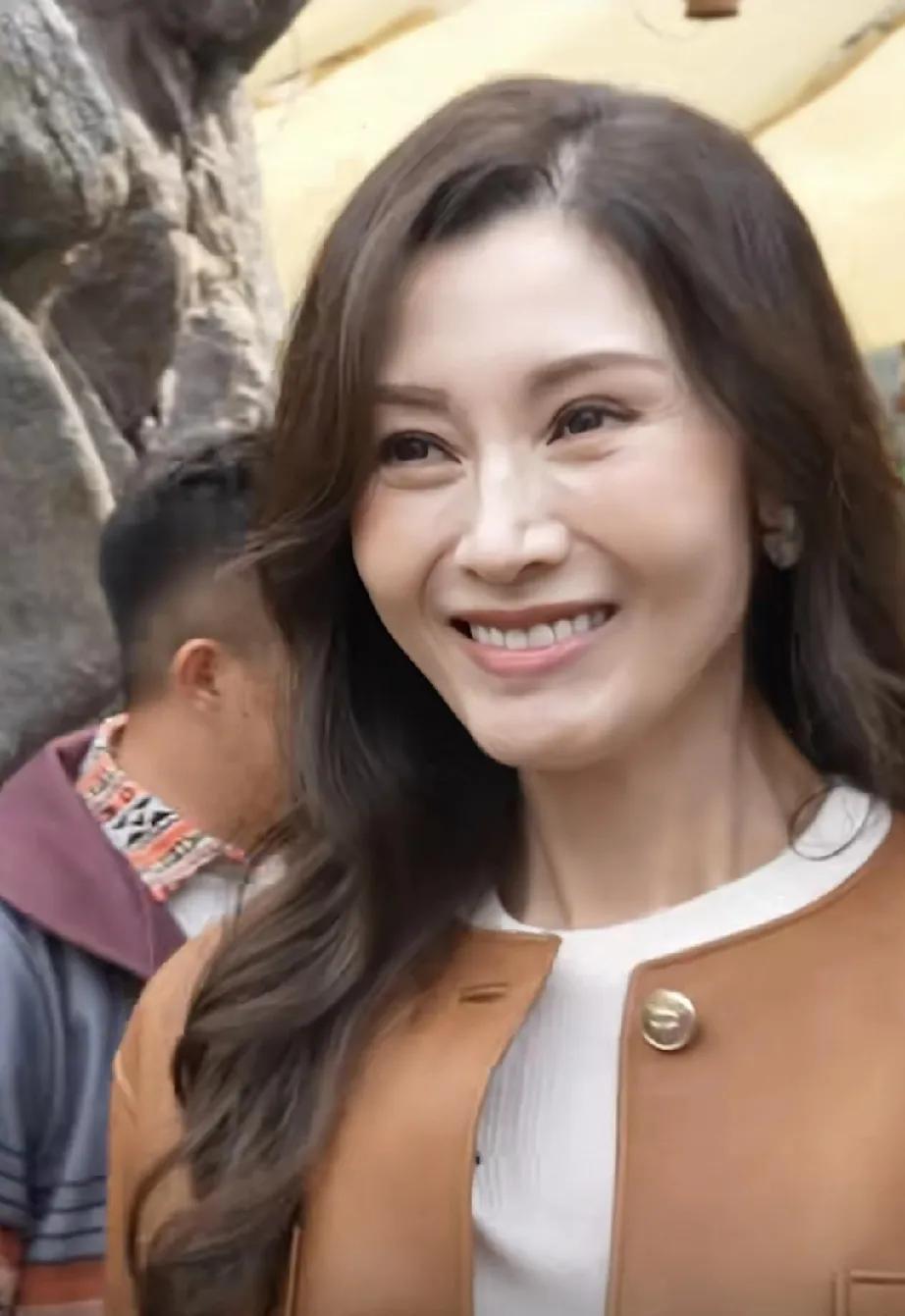 第一次感觉，女人有皱纹竟然也很美！ 
有一种奇怪的现象，叫做李嘉欣的皱纹很美!皱
