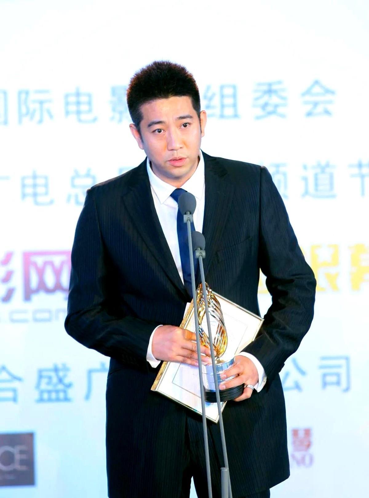 蒋勤勤身边的两位70后亿万大佬！陈建斌坐拥10亿身家，上亿豪宅和千万豪车只是标配
