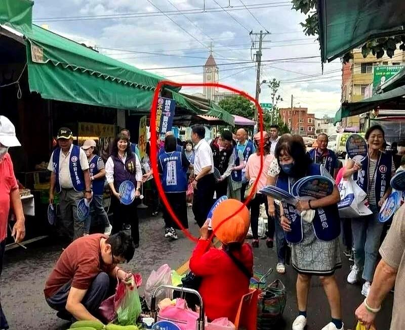花莲王傅崐萁扫街拜票，乡亲热情高涨！



今日午后，花莲县一处热闹的市场，人声