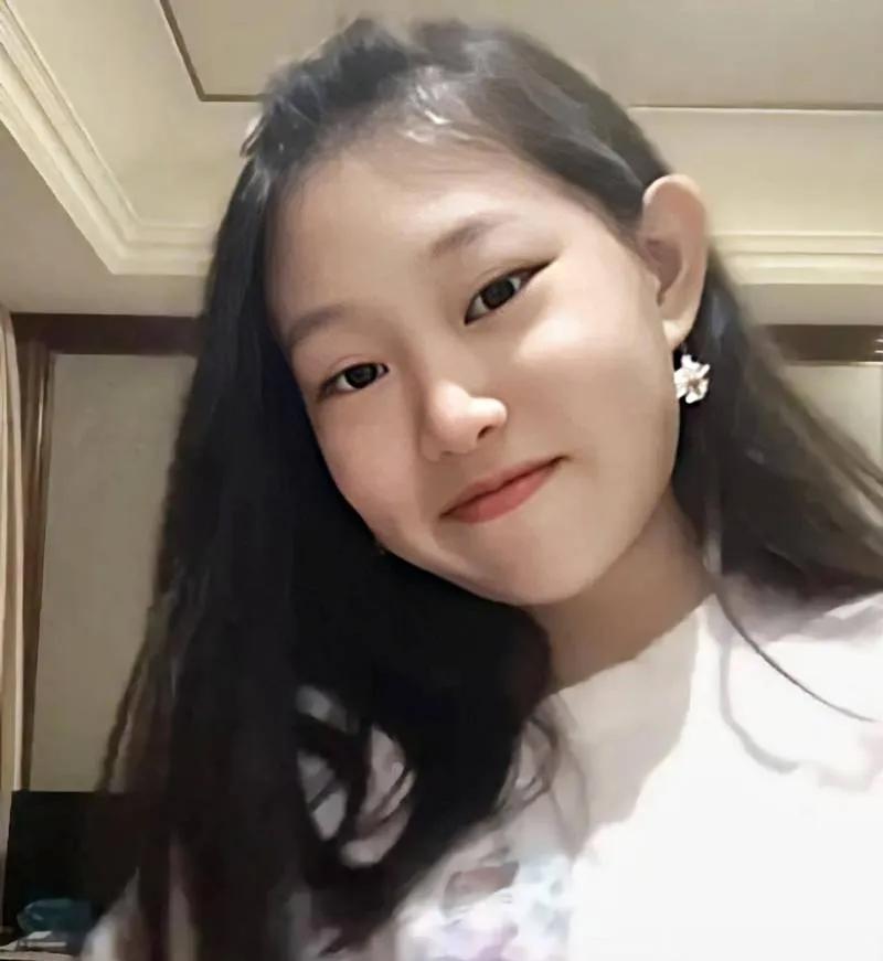 小沈阳女儿沈佳润韩国solo启航
2025年6月，18岁的沈佳润以艺名NINA携