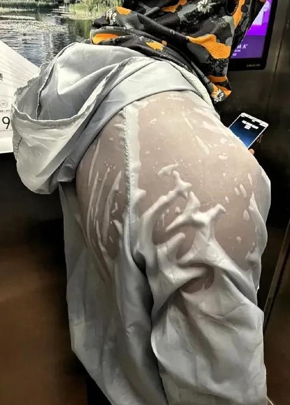 破大防了！40度高温下，父亲送外卖车坏半路，徒步一公里回家给孩子做饭，却撞见孩子
