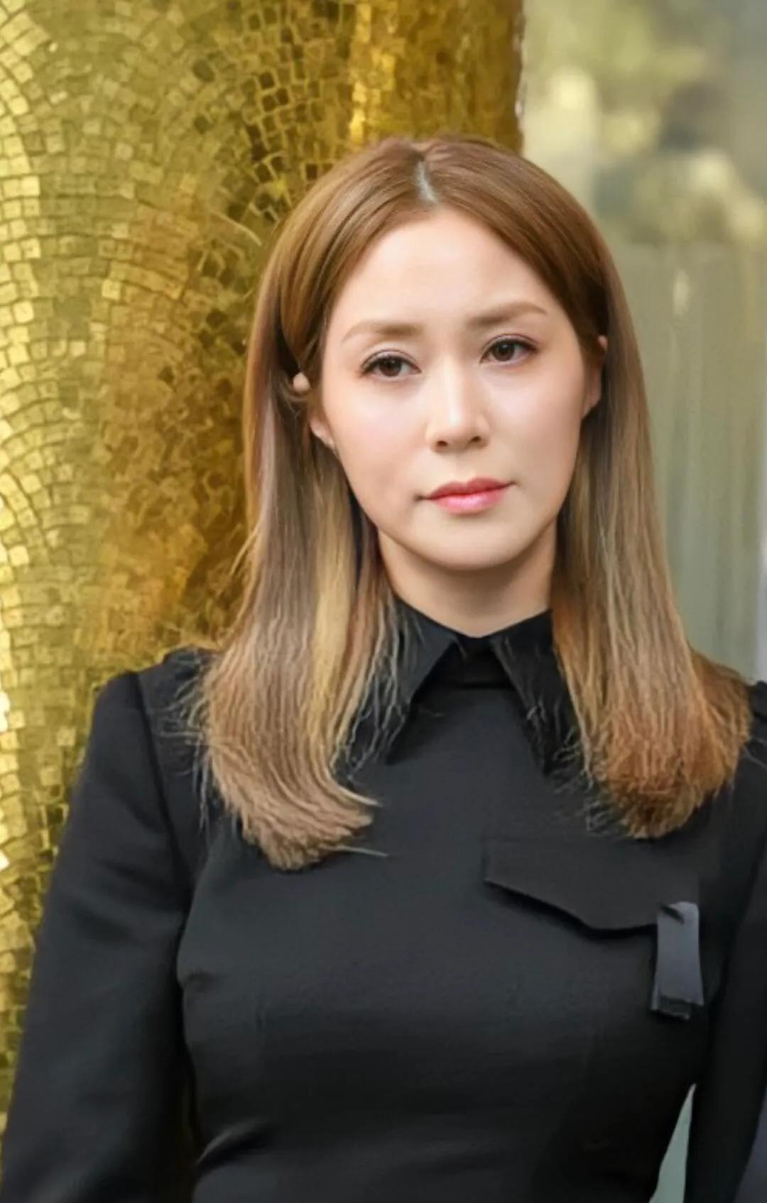 李兆基团体公祭：徐子淇优雅现身，李氏家族齐聚送别
李兆基的团体公祭仪式庄重举行。