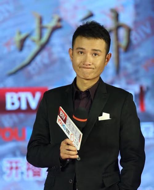 文章要偷着乐了
没想到事情过去11年，
风评却完全不一样了。
坐副驾驶上的是不是