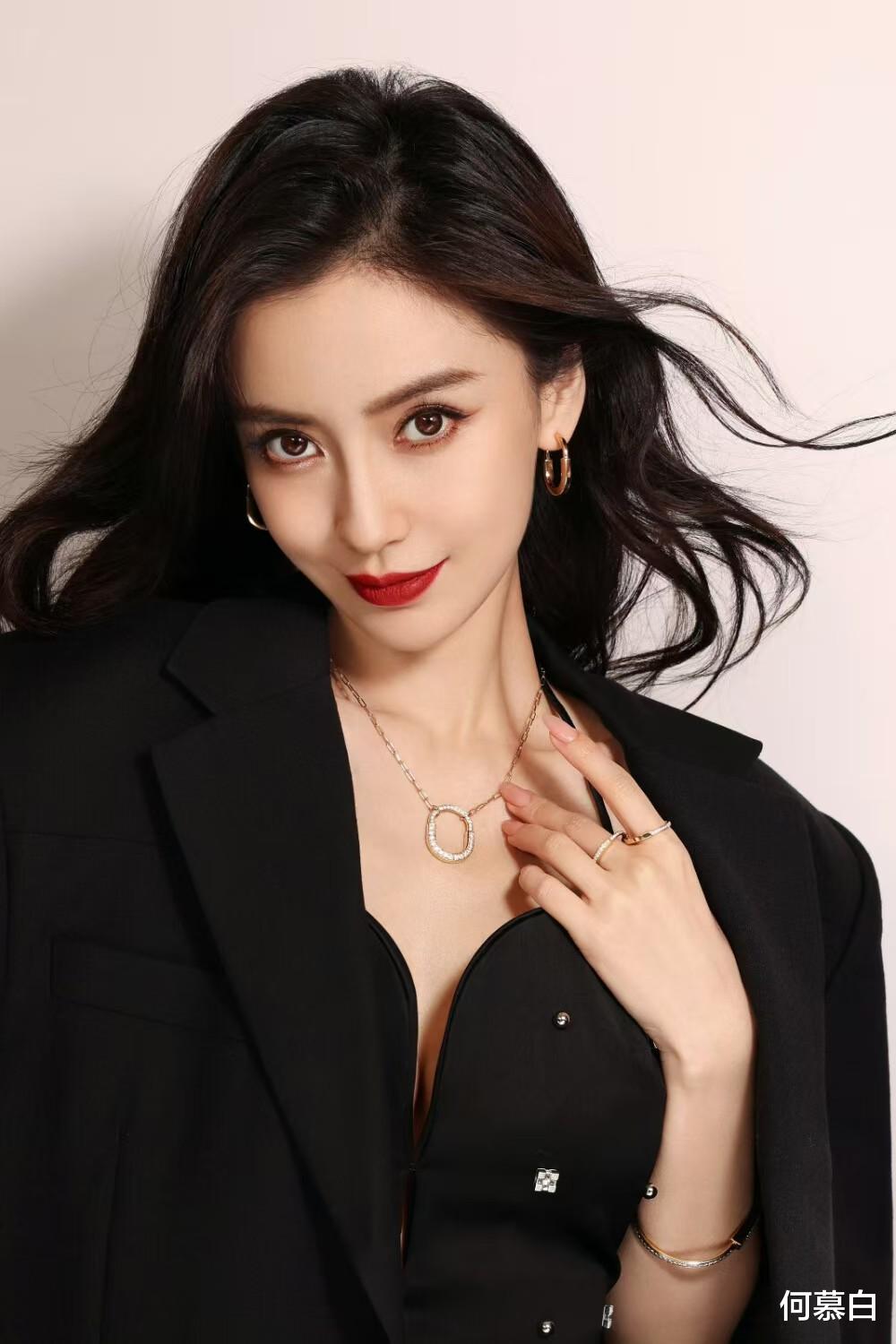 37 岁杨颖小吃店站台，热情招呼无人问津，皱纹明显令人唏嘘