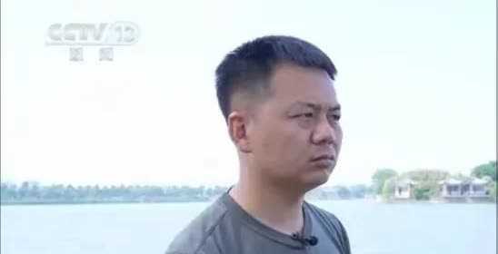 原来张伟救落水女子时，被她多次摁水里，要不是张伟身体素质好，生命就危险啦！可是对