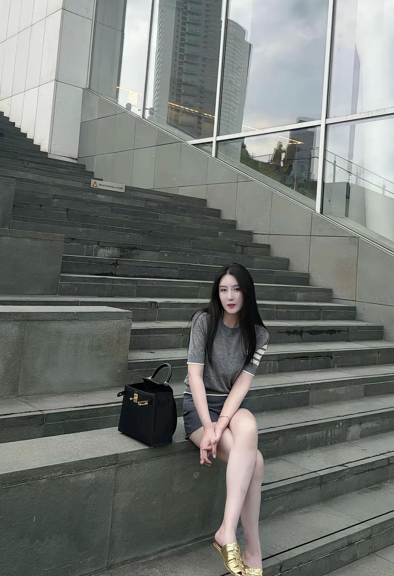 都市时尚少女，金色高跟鞋与灰色T恤的完美搭配，尽显都市风范。