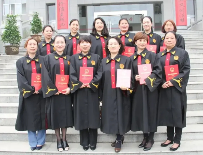基层法院年轻女性法官占比例太大！
这个弊病很多，必须改革！以后招考法官必须35岁