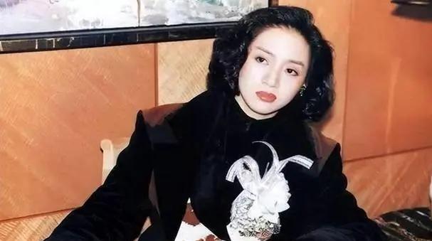 1992年的香港娱乐圈，现在想想真是惊心动魄。天后梅艳芳，在KTV里竟然被人当众