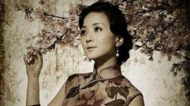 1940年，一家茶馆内，军统王牌女特工王化琴走到地下 党康乃尔身边，拍了他的肩膀