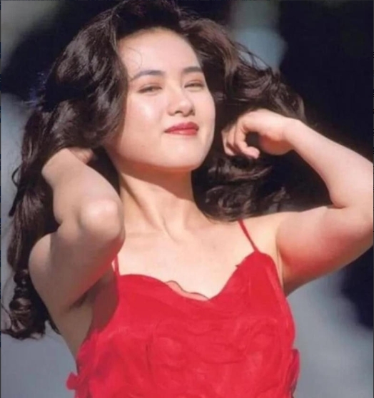 1996年，赚的盆满钵满马上就要结婚的李丽珍，因为禁不住王晶高达400万片酬的诱