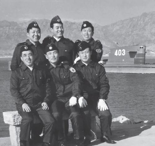 人在核潜艇里会憋疯的，当年美国“海神号”核潜艇在水下呆了83天，全员爆痱子和水肿
