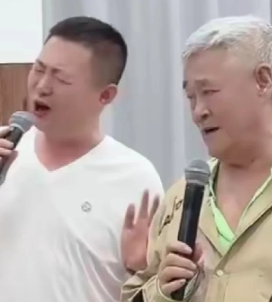 赵本山携弟子参加聚会，着装引热议
赵本山携弟子主演的《鹊刀门》第二部热播中，喜剧