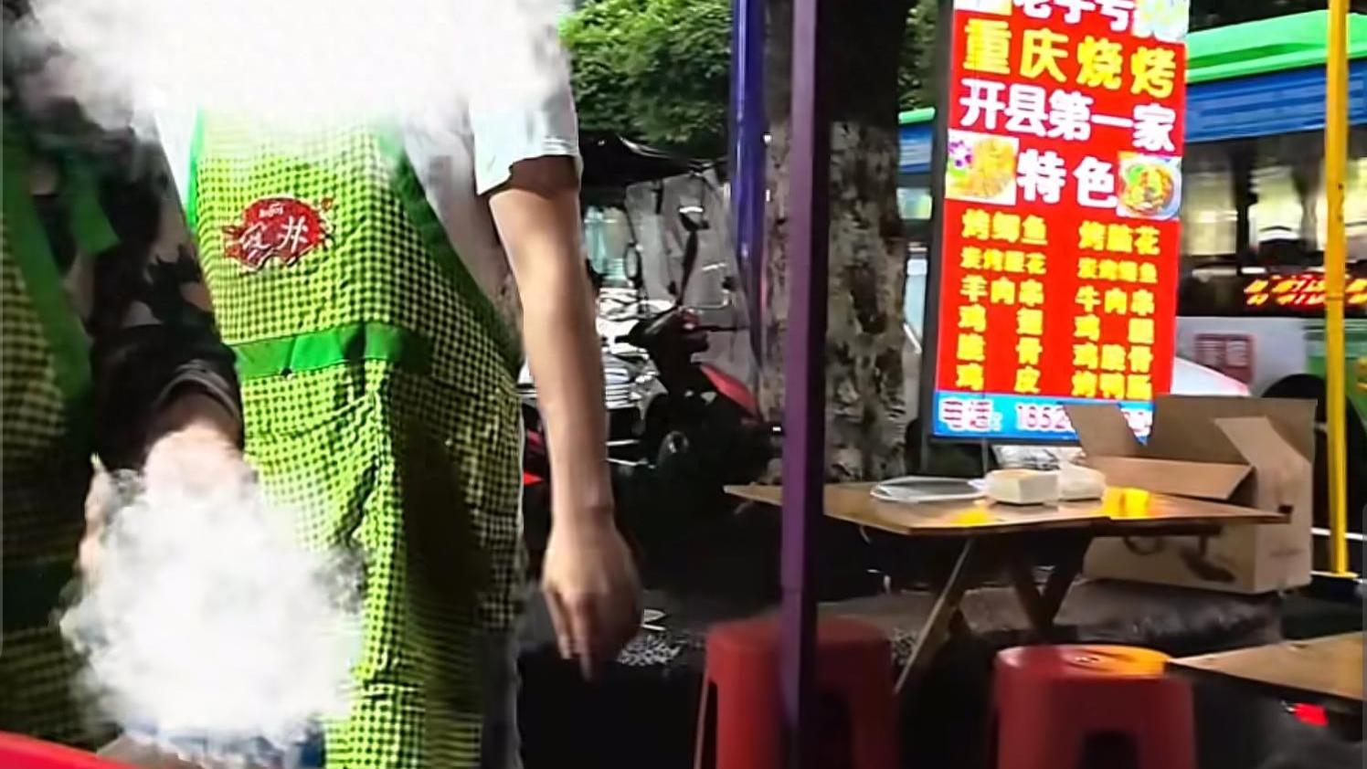 重庆，女子点了28元烧烤，给23元现金时 老板：我们店不收现金