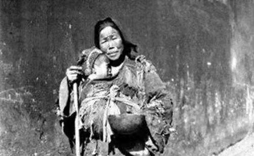 1939年，湖南一女子为躲避敌人，带着9个月的婴儿藏到山中。当敌人越来越近时，突