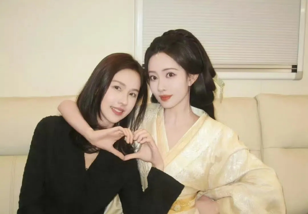 陈都灵探班孟子义，两位美女姐姐贴贴抱抱，好温柔好养眼，对我的眼睛非常友好！
