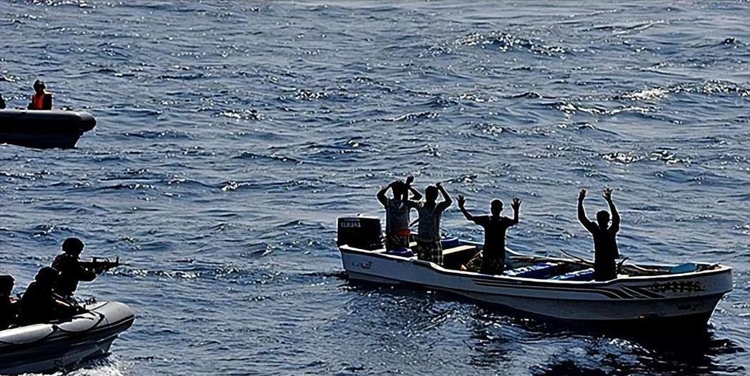 2010年，11名海盗劫持俄罗斯邮轮被生擒，海盗头子叫嚣：“按国际公约，你们没资