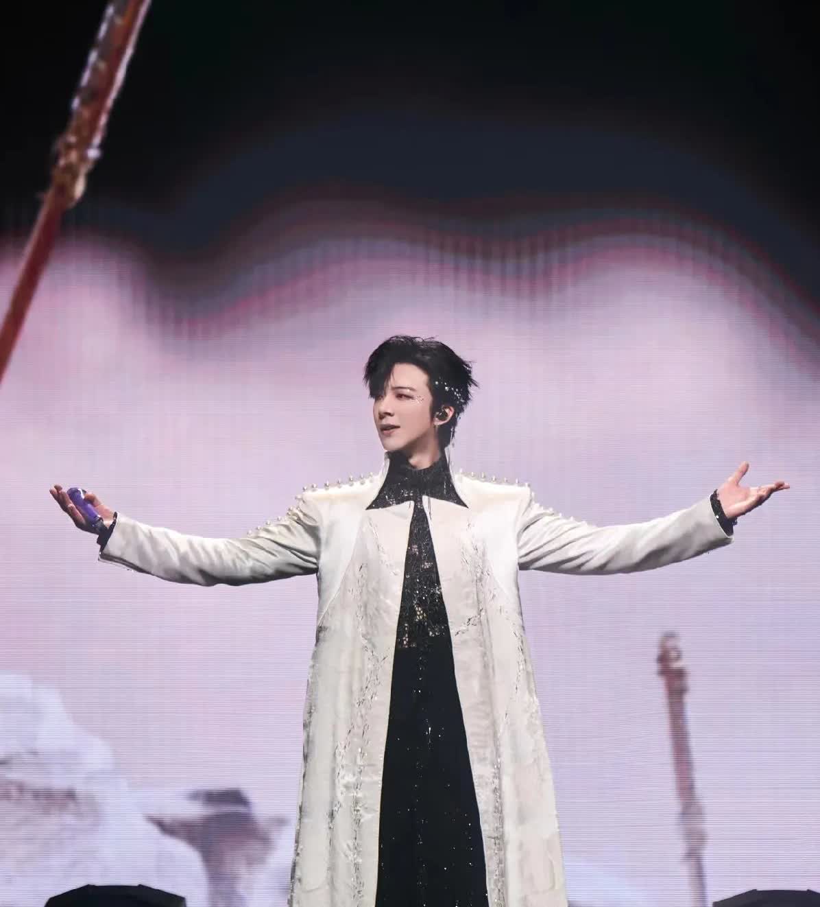 三十年河东
三十年河西
莫欺少年穷啊。刘宇宁说十几年前，他第1次出门打工就是