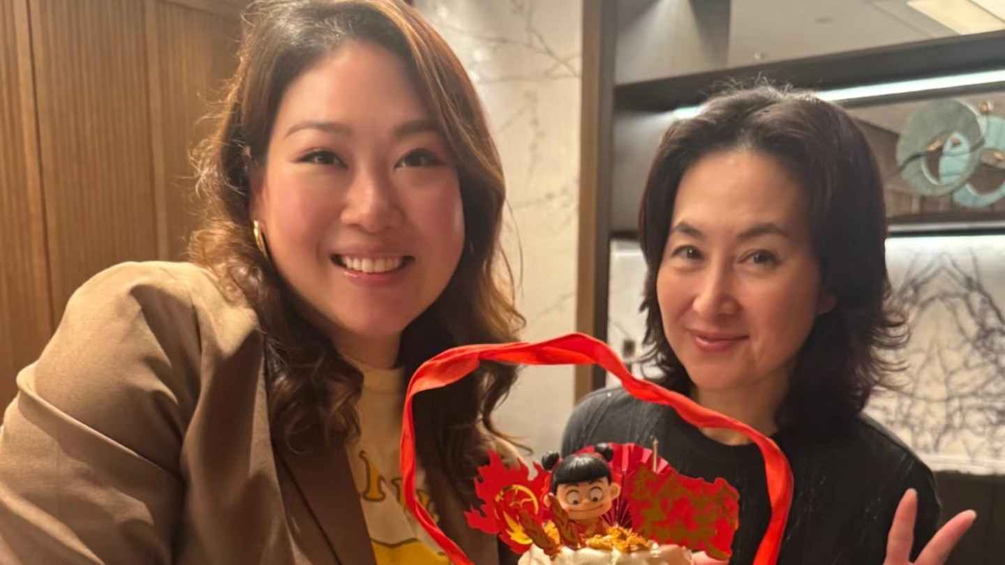 何超琼为干女儿庆生，穿镂空上衣超优雅，还送干女儿哪吒造型蛋糕