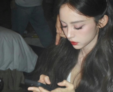 古力娜扎美得惊心动魄！挂脖装下精致锁骨与傲人曲线尽显，哪怕裹着浴袍也难掩纤细身形