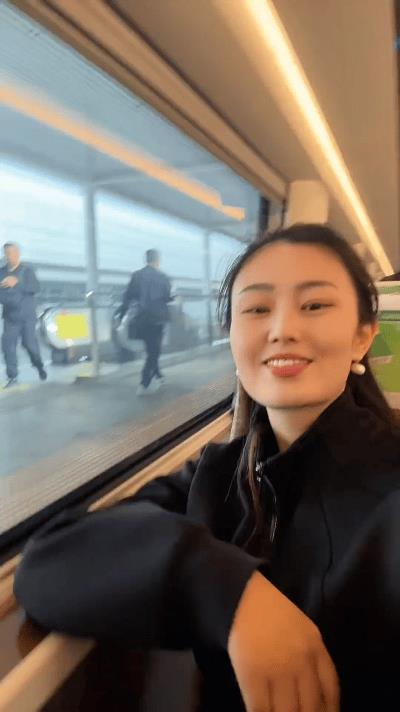 中秋你回家吗？这波提问直接戳中千万游子泪点
“中秋你回家吗”配留守老人望月镜头，