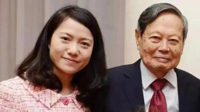 杨振宁 103 岁生日曝照！喊翁帆 “达令” 21 年爱破争议？