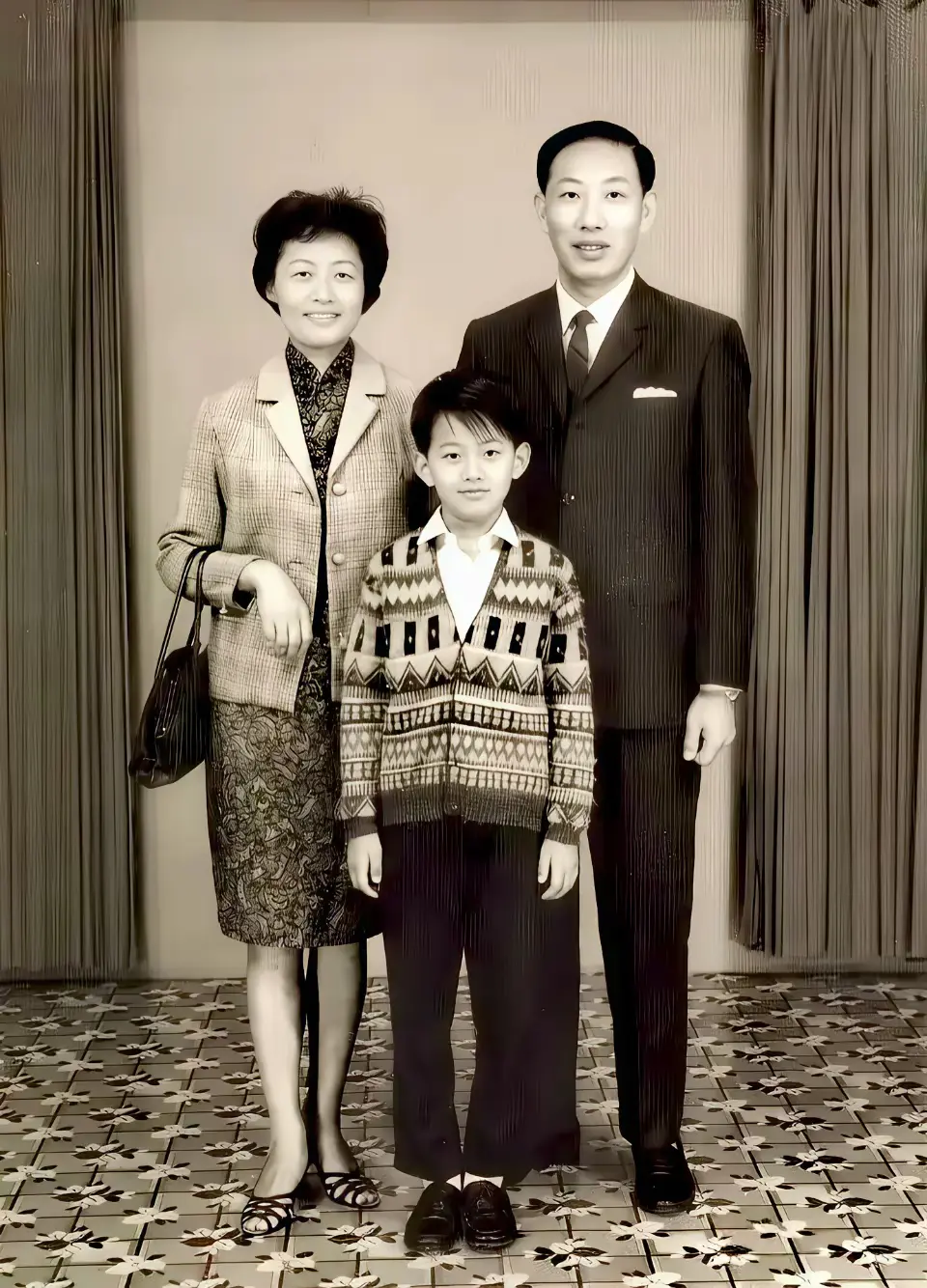 图为香港著名导演王家卫童年时和父母的合影。看三人的打扮，家境应该很优渥。王家卫1