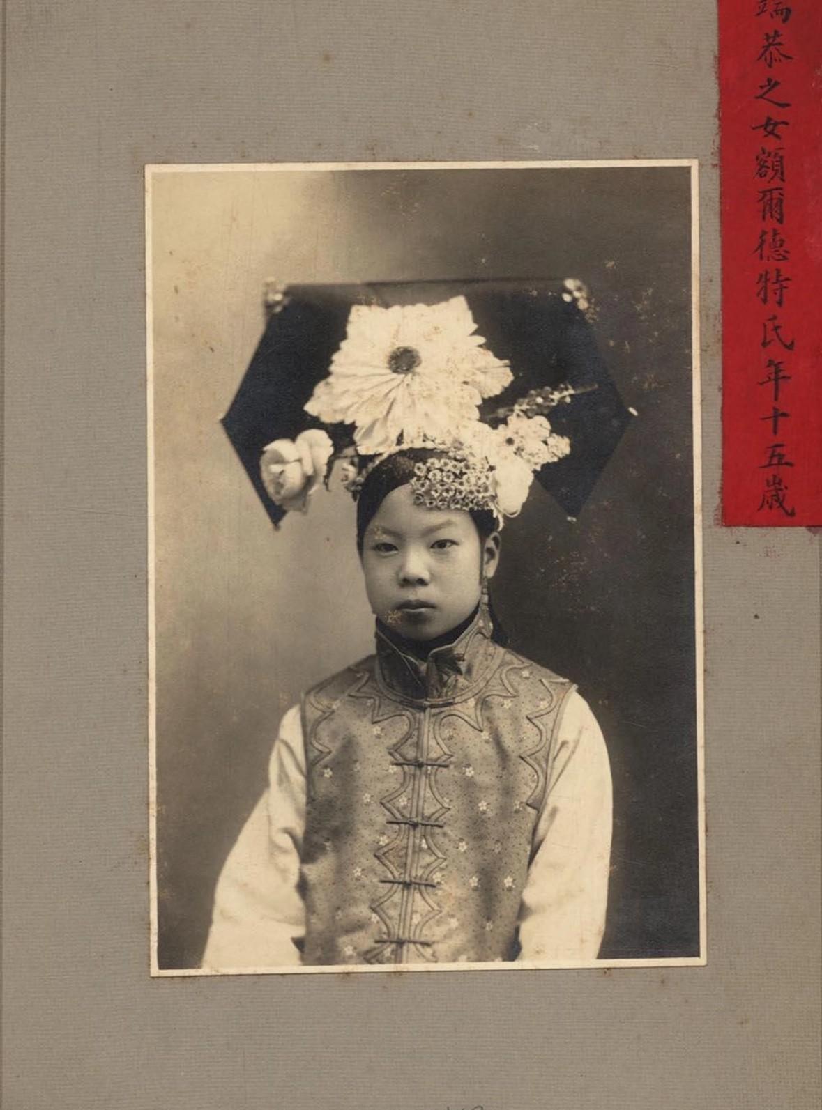 翻到一组老照片，是溥仪的淑妃文绣。
红签上写着“端恭之女额尔德特氏十五岁”，其实
