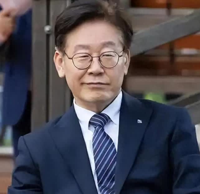 尹锡悦狱中病危，尹锡悦被捕入狱是因为擅自颁布戒严令。

而被捕入狱之后更是被
