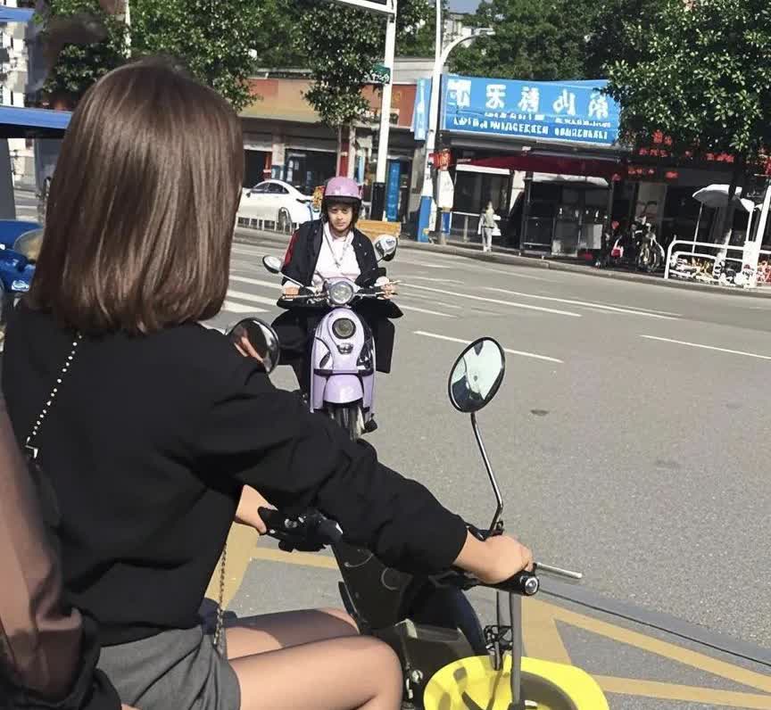 危险骑行不可取
 
街头，一位美女骑着电动车，车后还载着同伴。两人一路谈笑风