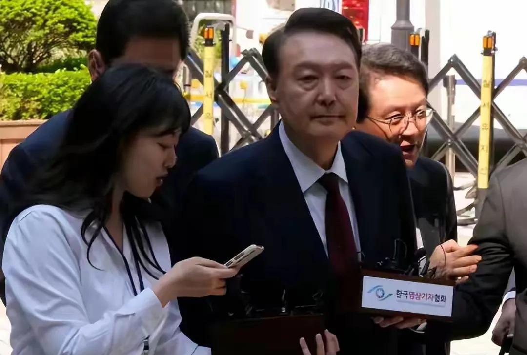 韩国总统尹锡悦这时候不得不面对残忍的现实，他非常不乐意，从总统位置被赶下来，但是