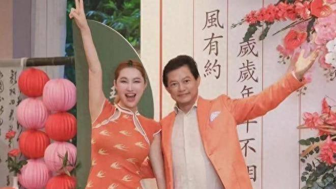 65岁莫华伦与35岁妻子游东京，妻子身材火辣诱人，网友：有钱