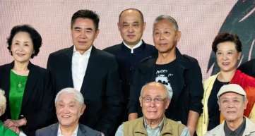 看着这些曾经荧屏上的老演员，不禁感叹岁月匆匆，他们都已老成了大爷大妈。右边的王馥