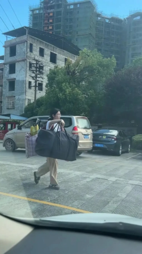 一个好消息，一个坏消息！
高考完挑扁担回家的女孩，
好消息是当天母亲是有来接她的